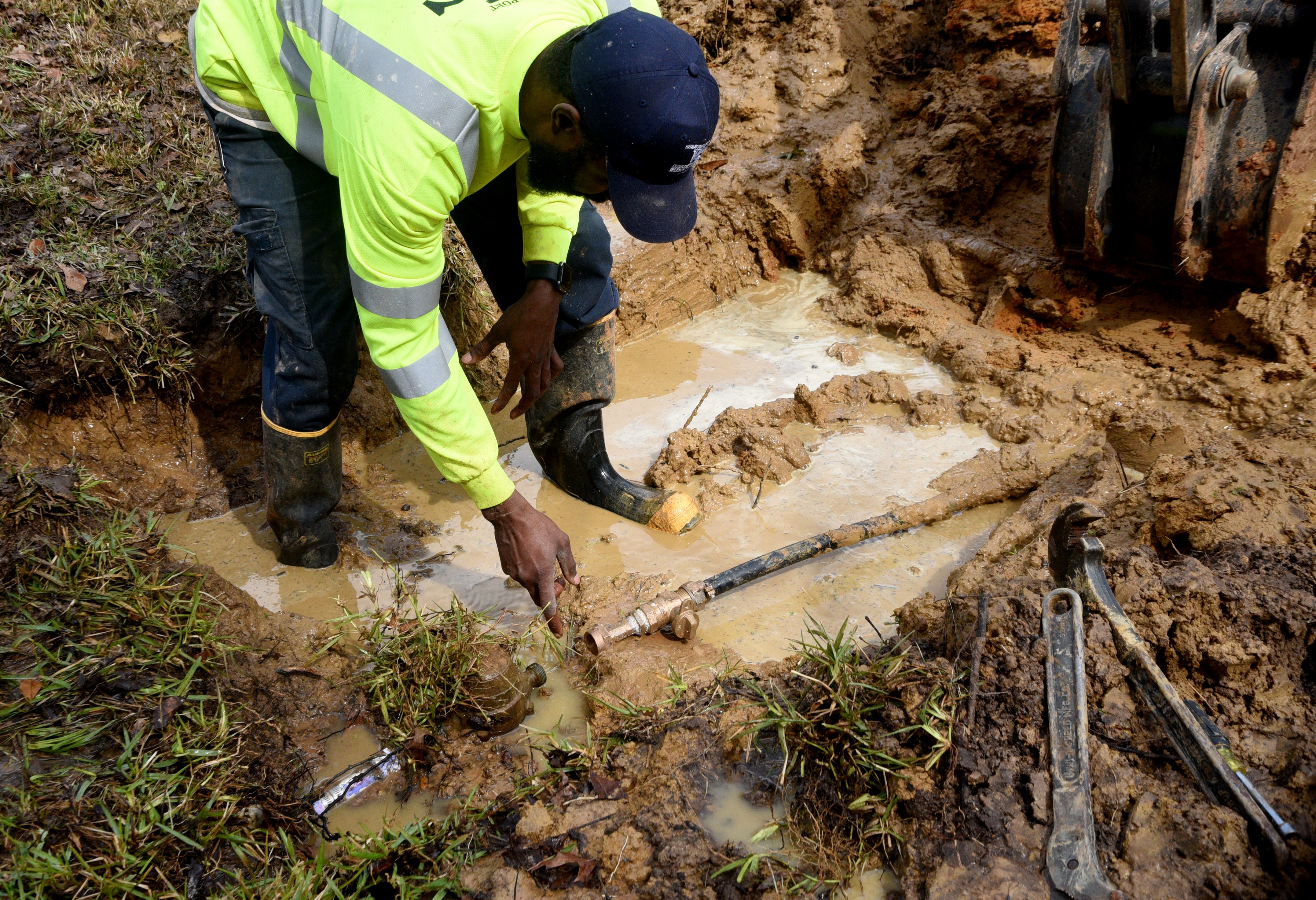 Shreveport water and sewer demand same raises as police, fire department