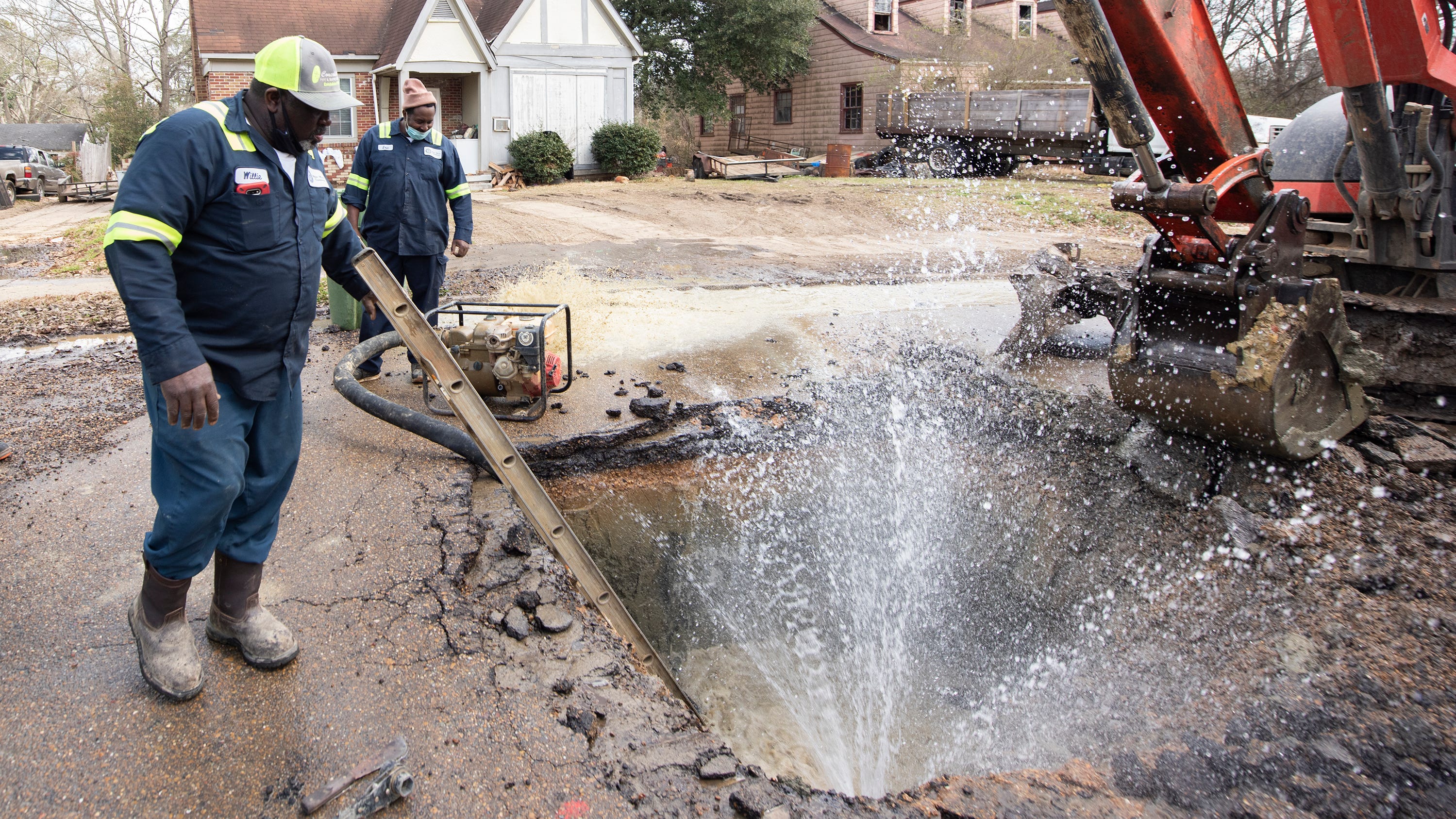 Jackson water crisis: Crews still working to restore pressure, fix water main breaks - Clarion Ledger