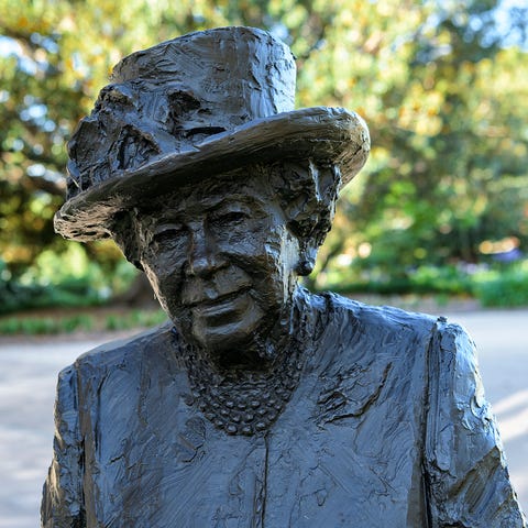 A new statue of Queen Elizabeth II, by sculptor Ro