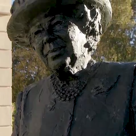 Australia presented their new statue of Queen Eliz