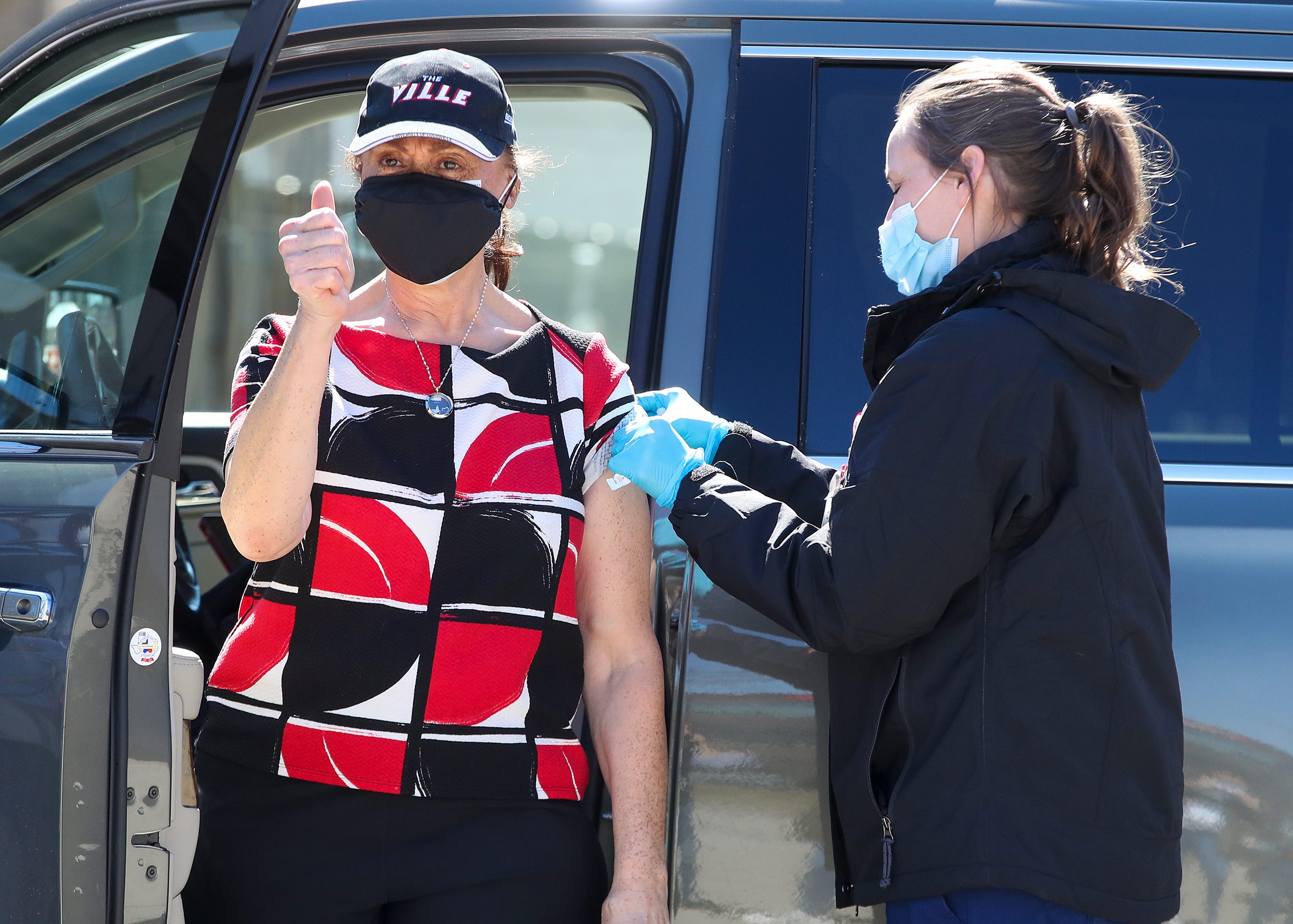 Lonnie Ali, Muhammad Ali's widow, gets COVID-19 vaccine in Louisville