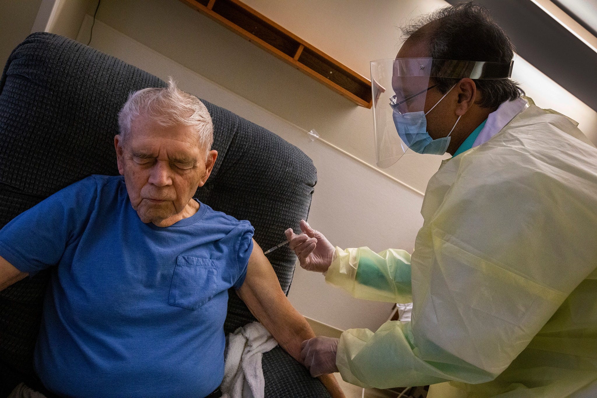 NJ COVID-19 cases, deaths plunge at nursing homes amid vaccine rollout