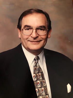 L'ex giudice del tribunale della contea di Milwaukee William A. Gennaro