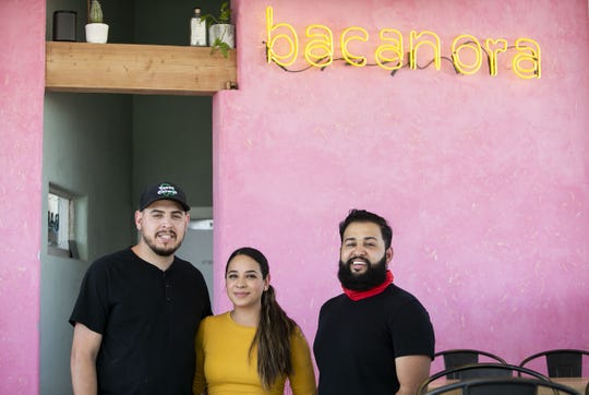 De izquierda a derecha, los copropietarios Armando Hernández, Nadia Holguin y el chef René Andrade posaron para un retrato el 5 de marzo de 2021 en su restaurante Baconora.