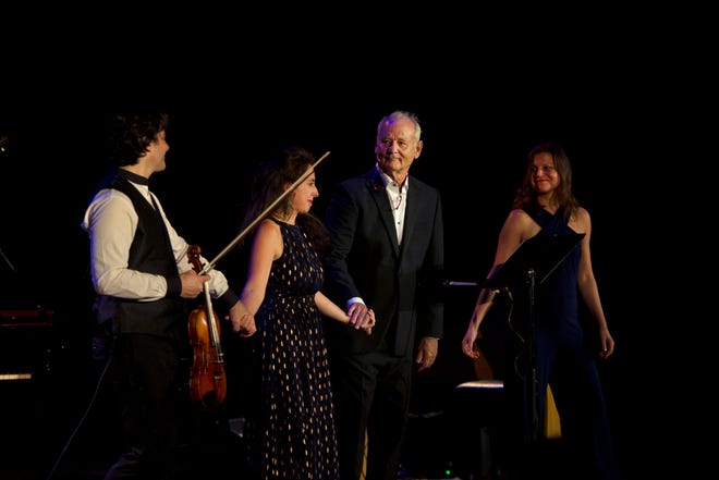 Philippe Quint, de izquierda a derecha, Vanessa Pérez, Bill Murray y Suzanne Farrin actúan durante el ensayo general.