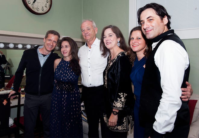 Stephen Buck, de izquierda a derecha, Vanessa Pérez, Bill Murray, Sofia Vollmer Maduro, Suzanne Farrin y Philippe Quint en la sala verde tras el ensayo general.