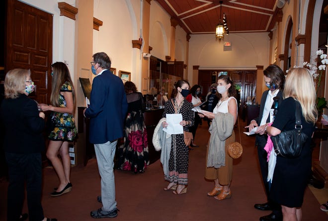 Los primeros en responder y los maestros locales fueron invitados a asistir a los ensayos generales del sábado para "Américas" en la Sociedad de las Cuatro Artes.