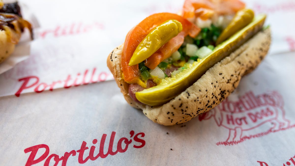 Portillo’s offers taste of menu ahead of Livonia restaurant opening