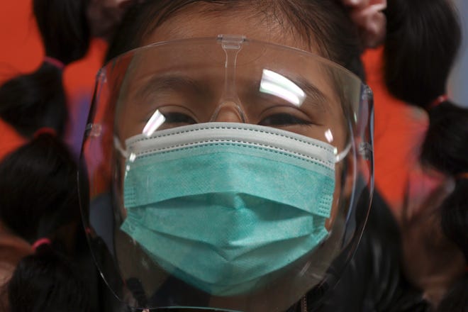 عرضت مايلي هيرنانديز أقنعةها في اليوم الأول من الصفين الثاني والثالث في مدرسة هوفر الابتدائية في 9 مارس.