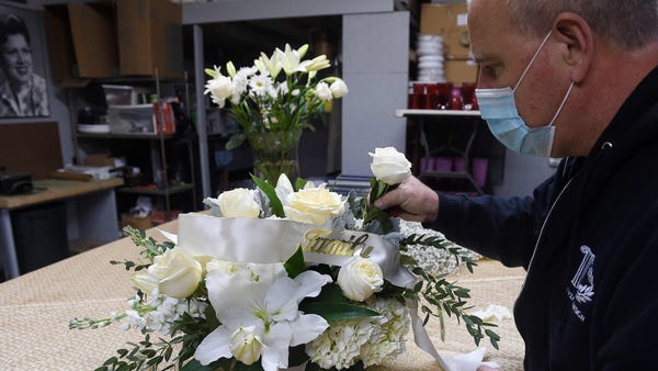 A florist demonstrates how to make floral arrangem