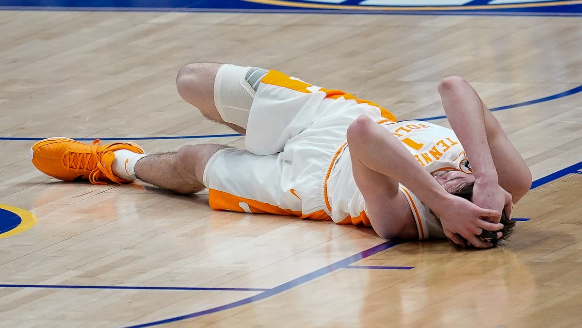 John Fulkerson of Tennessee injured, takes elbow to head against Florida