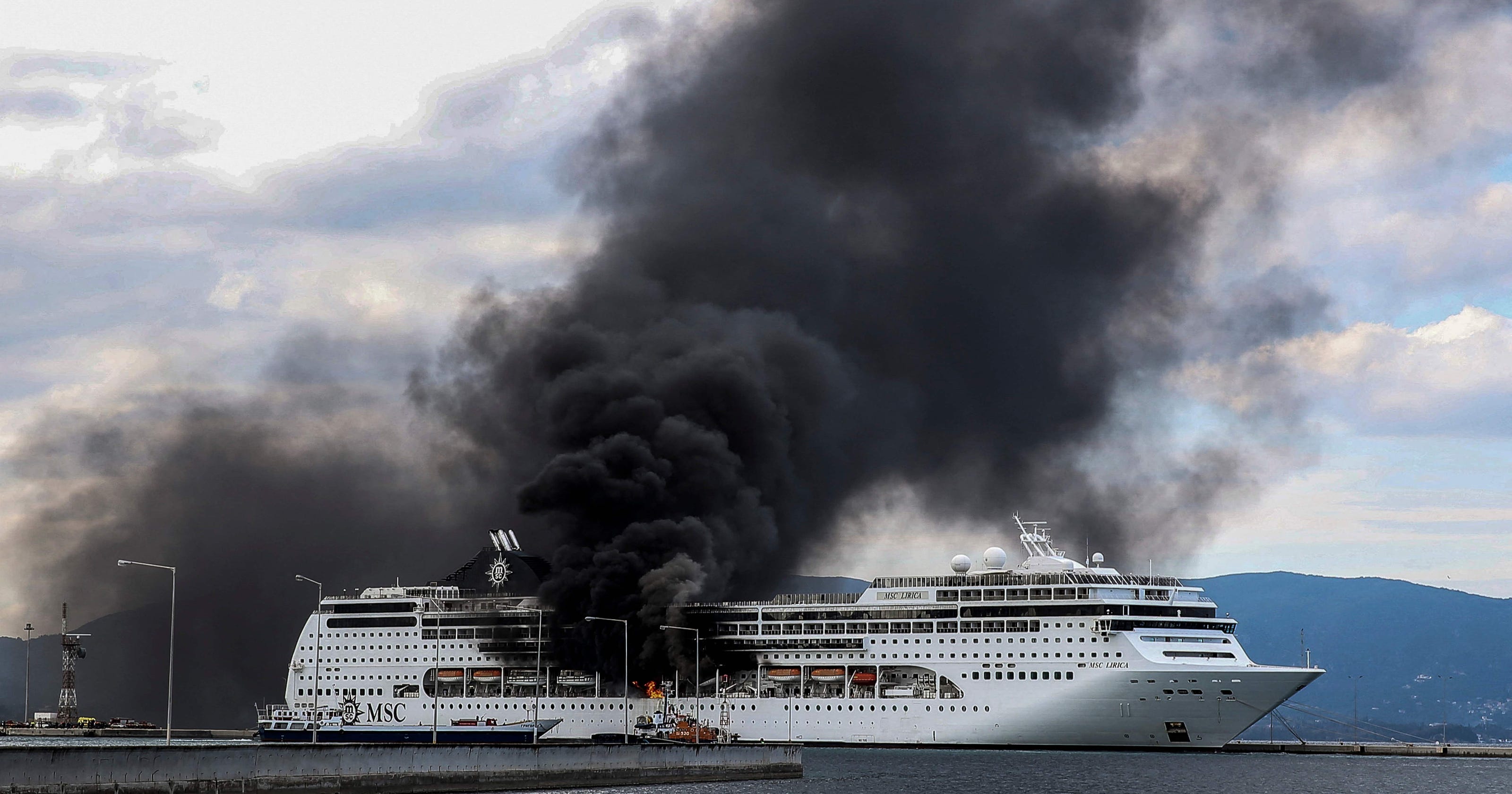 Das Kreuzfahrtschiff MSC Lirica geriet in Brand, als es in Korfu, Griechenland, anlegte