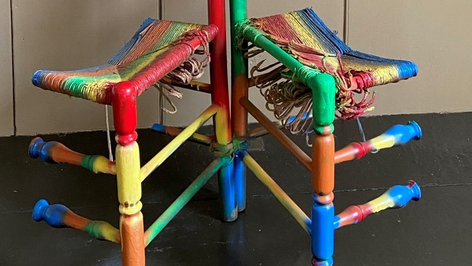 En una nueva exposición en el Museo Americano de Arte, las piezas del artista de alta costura David Schmidt se crean a partir de cortar una pieza de silla de medio largo, con ambas partes al revés y luego pintadas con los colores primarios.  David Schmidt