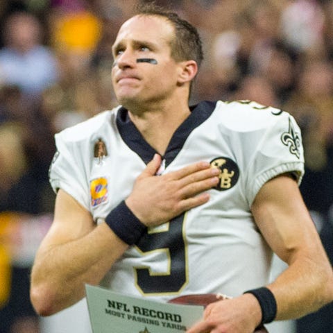 Drew Brees thanks the fans after breaking the NFL 