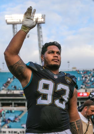Jaguars defensive tackle Tyson Alualu (93) waves to fans while leaving the field in a 2015 game. Alualu, who had initially agreed to return to the Jaguars, is instead remaining with the Steelers.