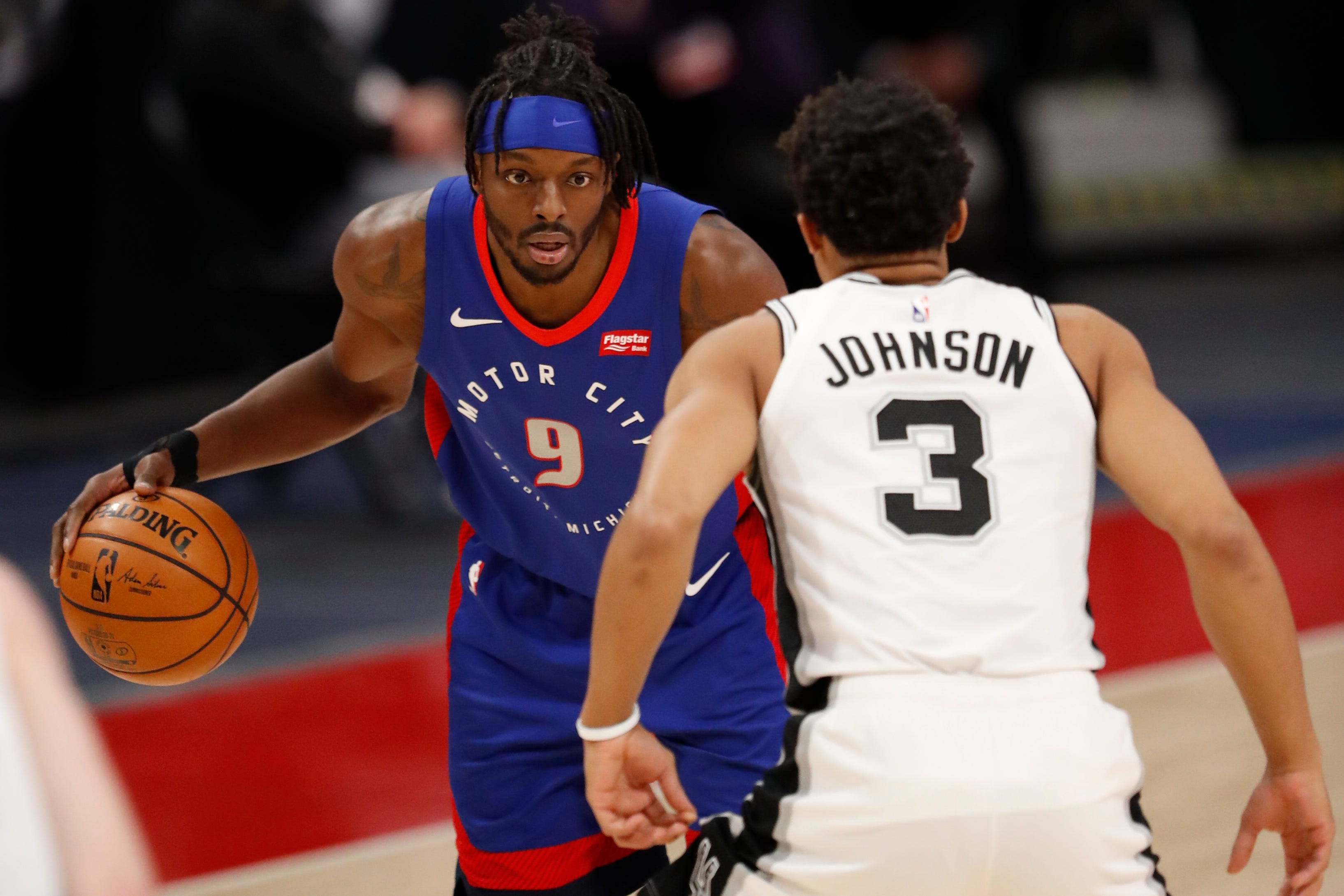 Detroit Pistons lose Jerami Grant to scary fall in 10999 loss to Spurs