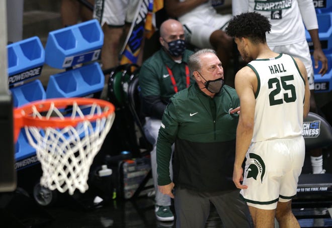 Michigan State head coach Tom Izzo talks to Michigan State Spartans forward Malik Hall (25) during the first round of the 2021 NCAA Tournament on Thursday, March 18, 2021, at Mackey Arena in West Lafayette, Ind.