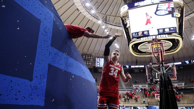 NCAA Tournament Preview: Wisconsin vs Baylor 4 Wisconsin 85, North Carolina 62: Brad Davison scores 29 points