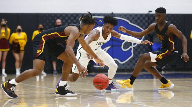 Mar. 20, 2021; Gilbert, Arizona, USA; Sunnyslope's Oakland Fort (2) dives for a steal against Mountain Pointe's Mark Brown (1)  during the 6A State Championship game at Mesquite High School.