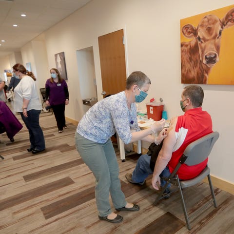 Jo Marie Thompson, left, a Monroe County volunteer