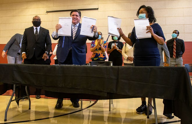 Pritzker OKs reforms on payday loans, employment, condition contracts Pritzker OKs reforms on payday loans, employment, condition contracts