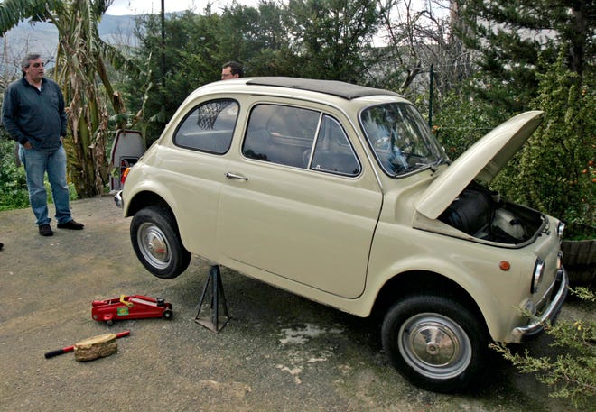 Sal Ferrante vê um Fiat sendo consertado em sua garagem em 31 de janeiro de 2005, em Palermo, Sicília.