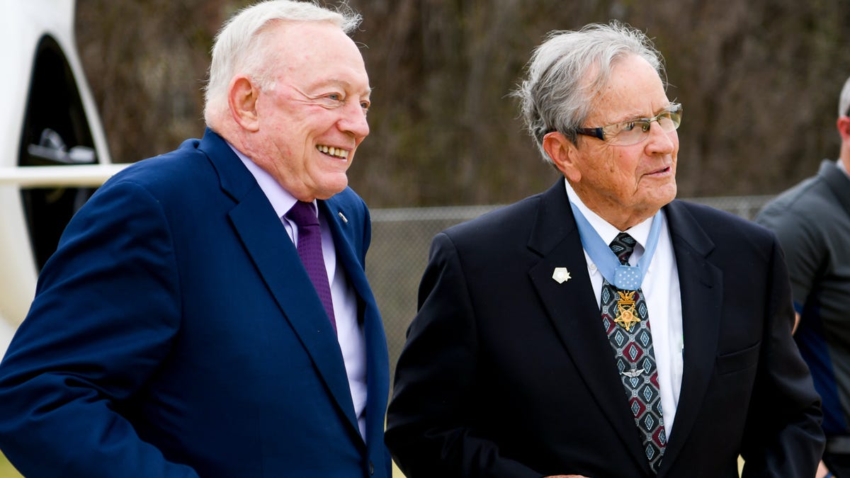 Jerry Jones of the Cowboys donating $ 20 million to the Medal of Honor museum
