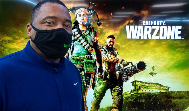 Vor einem Spielbildschirm steht am Mittwoch, den 24. März 2021 Shaon Berry von Furlong, dem CEO und Gründer von Metro Esports in Warminster.