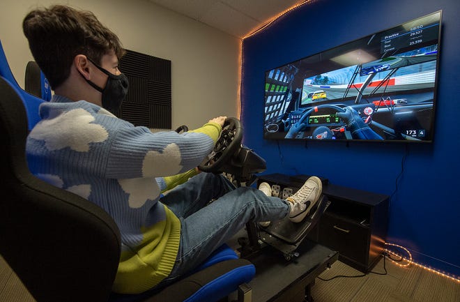 Ari Evans von Ambler steuert am Mittwoch, dem 24. März 2021, das Lenkrad im Raum Racing NASCAR Heat 4 bei Metro Esports in Warminster.