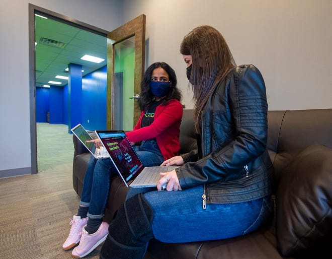 Nadira Akter (links) aus Springfield, Vizepräsidentin für Bildung und Geschäftsentwicklung, und Mandy Freas aus Philadelphia, Vizepräsidentin für Fernsehen und Marketing, am Mittwoch, den 24. März 2021, stürmen ein neues Projekt bei Metro Esports in Warminster.