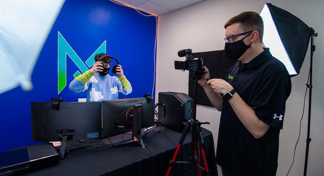 Ari Evans (links) von Ambler und Zach Archer (Ambler) von Metro Esports in Warminster bereiten sich am Mittwoch, dem 24. März 2021, auf die Nutzung des Inhaltsproduktionsraums vor.