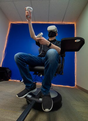 Zach Archer von Ambler reagiert auf das, was er am Mittwoch, dem 24. März 2021, im VR-Raum von Metro Esports in Warminster sieht.