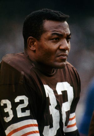 Brown chạy lại Jim Brown từ băng ghế dự bị trong mùa giải 1963 tại Sân vận động Cleveland.  (Malcolm Emmons, USA Today Sports)