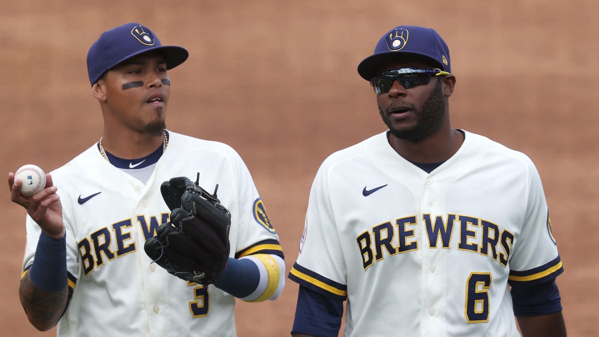Brewers exchange Orlando Arcia with Braves for two right-handed pitchers