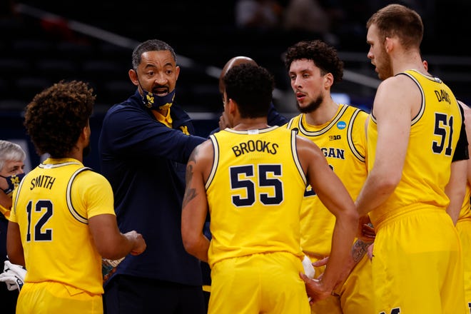 Michigan coach Juwan Howard speaks with the Wolverines during a timeout in the second half of their Sweet Sixteen round game against the Florida State Seminoles in the 2021 NCAA Men's Basketball Tournament at Bankers Life Fieldhouse on March 28, 2021 in Indianapolis.