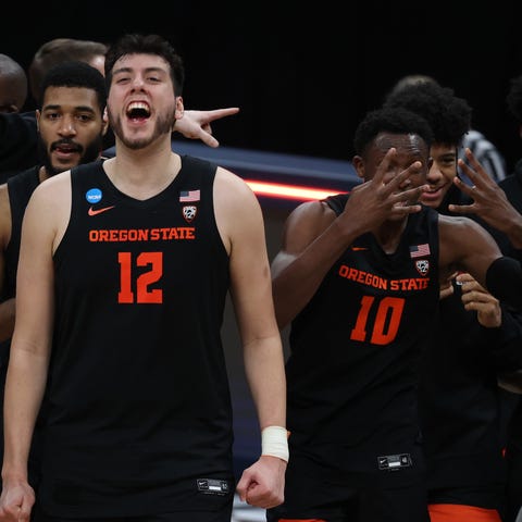 Oregon State players celebrate their Sweet 16 win 