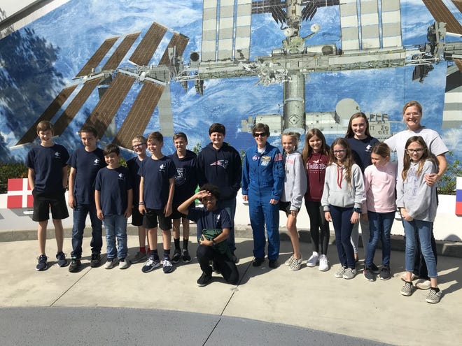 Astronaut Wendy Lawrence, center, poses with sixth-graders from Jupiter Christian School at Kennedy Space Center. - bab85ac1 388c 4106 83a5 1b48a0267158 Wendy Lawrence - Former Ellwood City woman teaches students about space missions