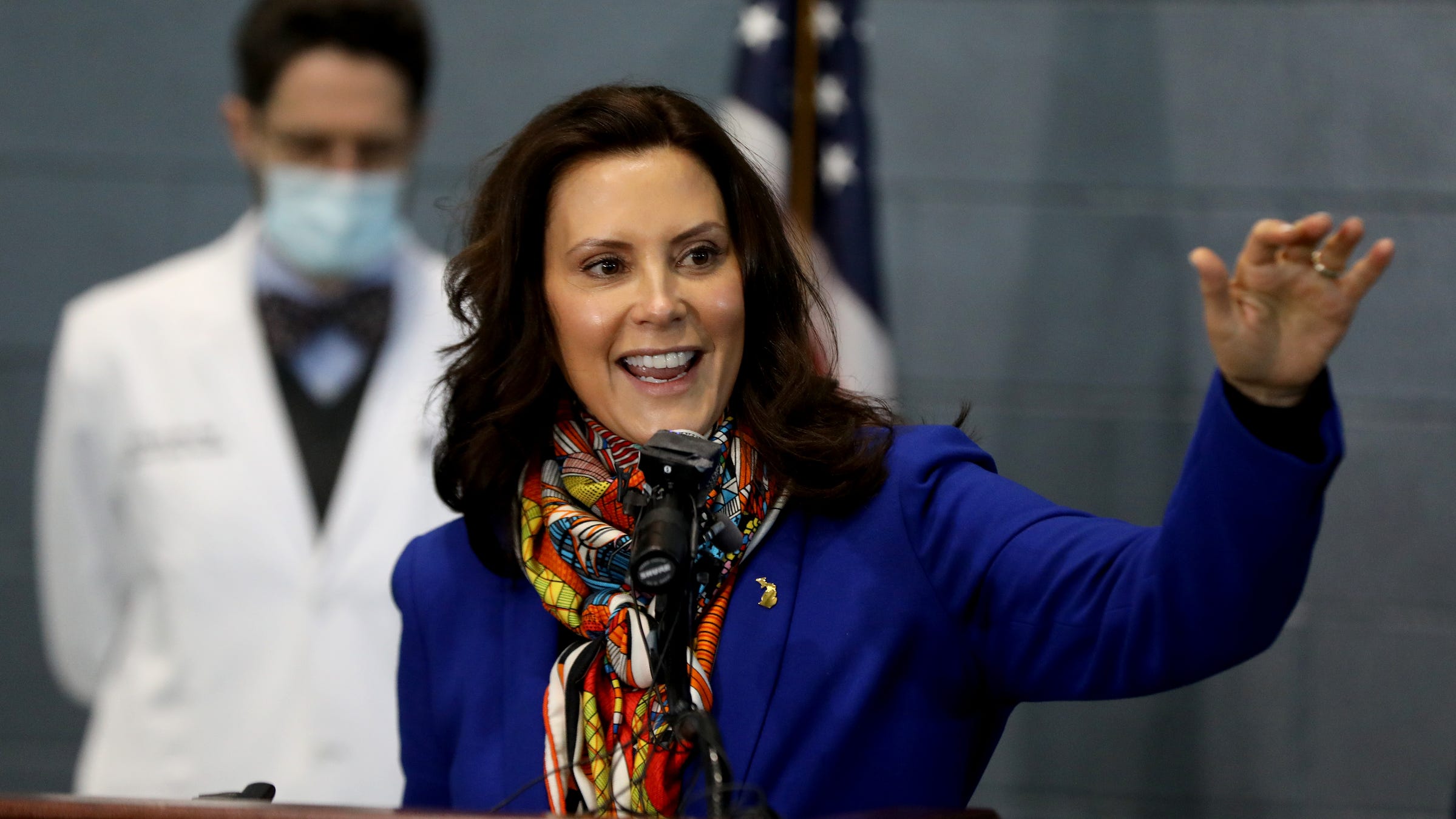 LANSING — Gov. Gretchen Whitmer apologized Sunday after apparently violating state-mandated social distancing guidelines at an East Lansing bar. It 