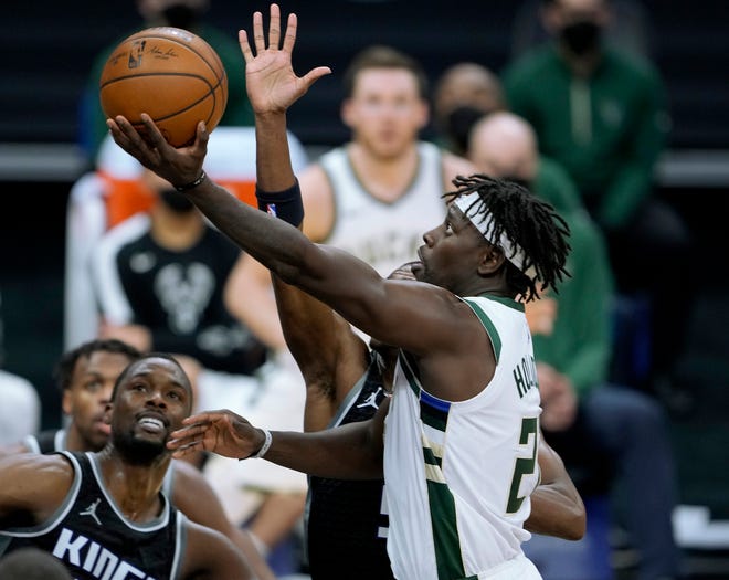 Bucks Sneak Past Kings, Win Third Straight; 129-128 1 Bucks 129, Kings 128: Jrue Holiday, Brook Lopez help make up for Giannis Antetokounmpo's absence