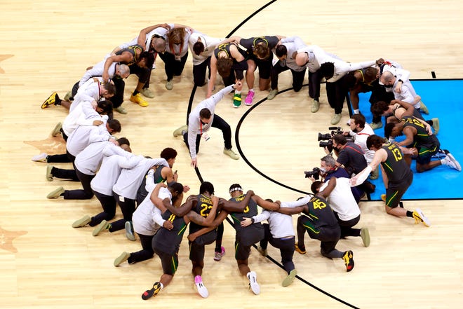 Baylor gathers at center court after defeating Gonzaga, 86-70.