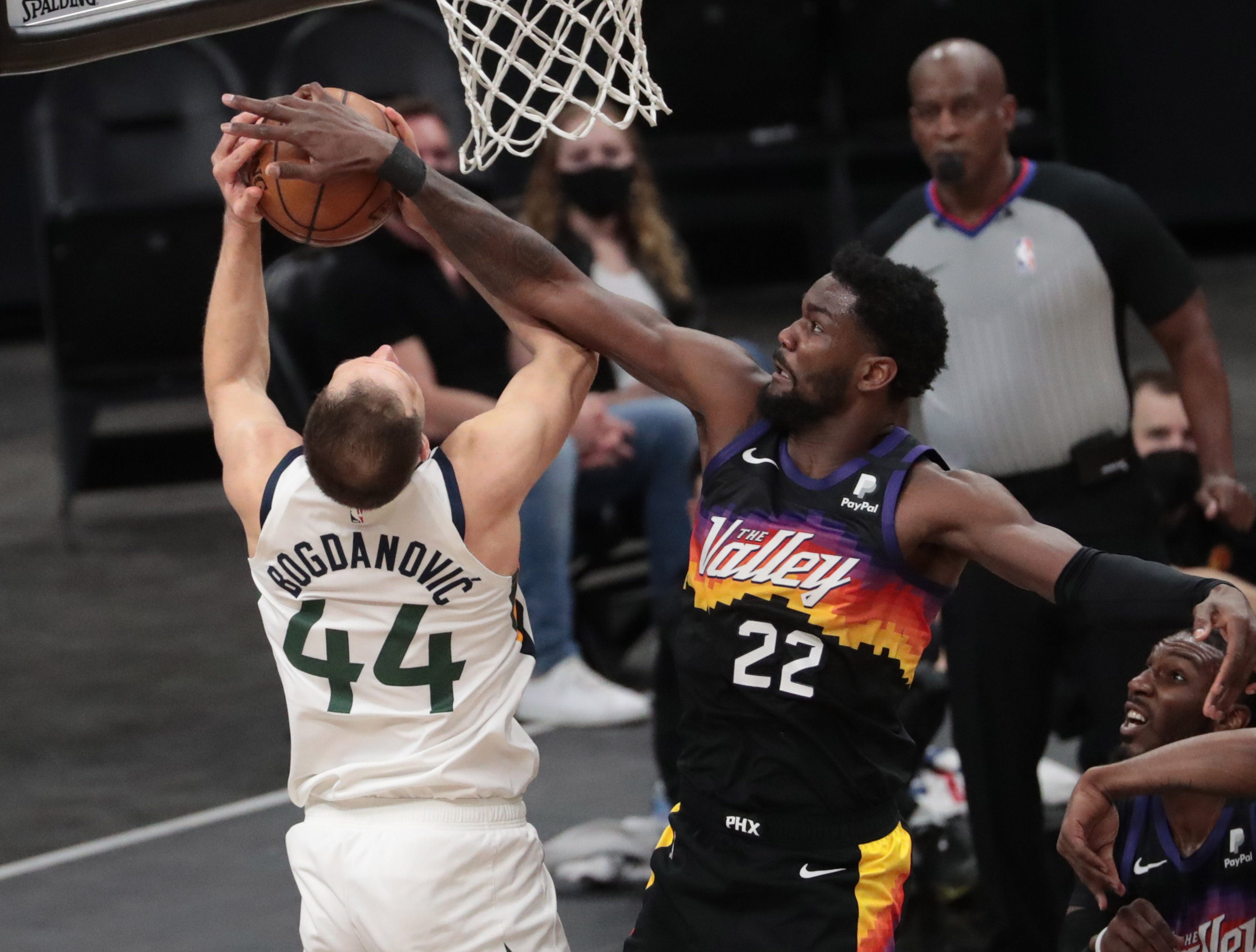 I Love My Job Deandre Ayton Enjoying Phoenix Suns Resurgent Season And His Role In It