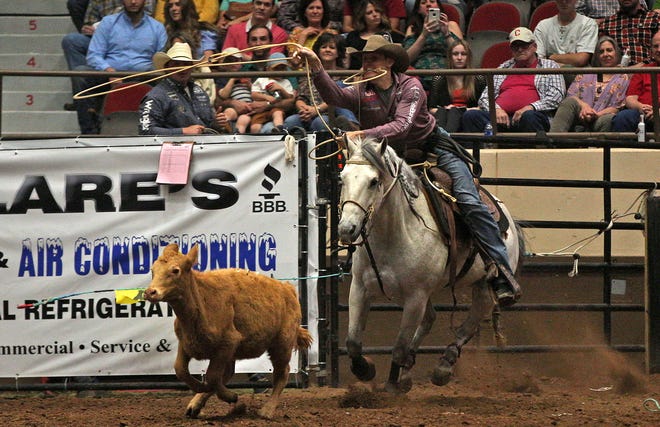 Tuf Cooper saves reporter from spooked horse at San Angelo Rodeo