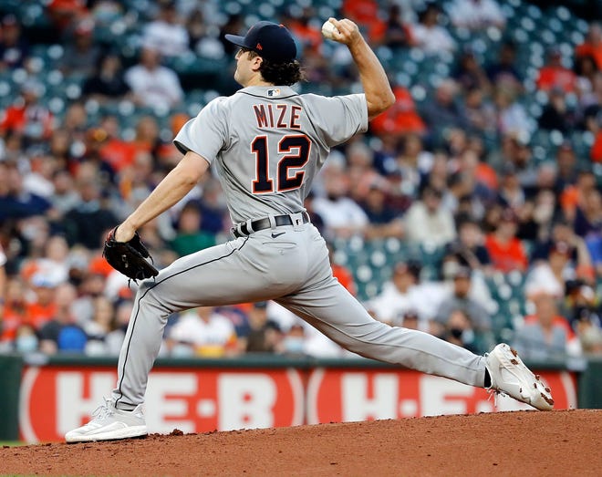 Casey Mize # 12 van Detroit Tigers Fields in de eerste helft tegen de Houston Astros in Minute Maid Park op 12 april 2021 in Houston, TX.
