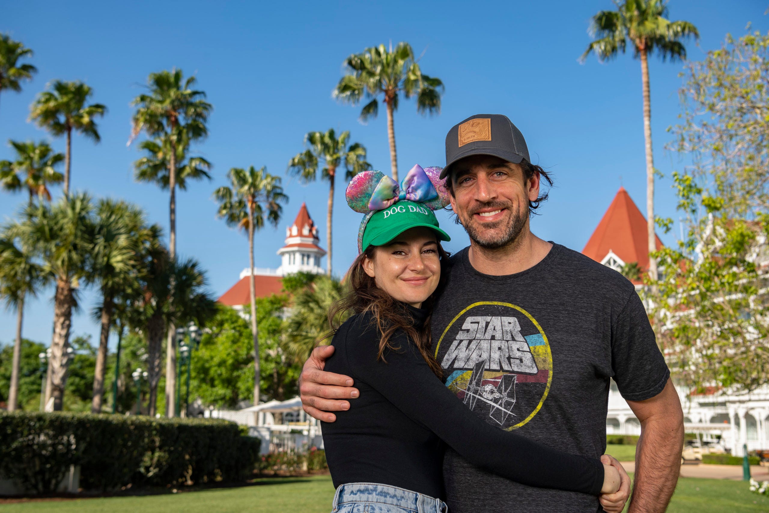 Aaron Rodgers Shailene Woodley Enjoy Hawaiian Vacay With Miles Teller