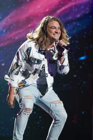 Paula Abdul judges once again, frontrunner drops out 1 The first singer of the night to land in the "danger zone" was 22-year-old wedding singer (and former boy-band member) Colin Jamieson.