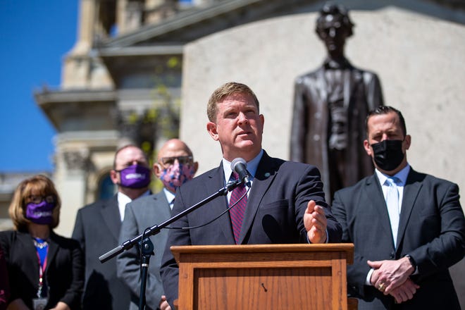 Illinois FOID card backlog addressed in bipartisan invoice Illinois FOID card backlog addressed in bipartisan invoice