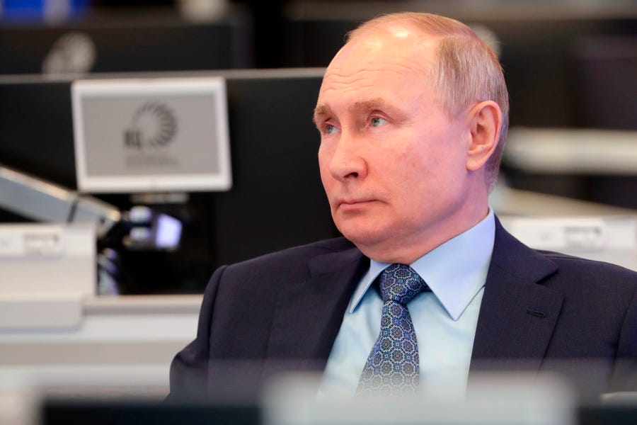 Russian President Vladimir Putin visits the Coordination Center of the Russian Government in Moscow on April 13. The center was set up as a line of communication with the whole of Russia for analyzing and collecting information, promptly using big data and solving arising problems.