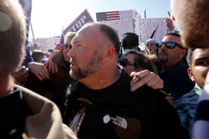 Alex Jones menggugat komite DPR 6 Januari atas panggilan pengadilan untuk catatannya Alex Jones menggugat komite DPR 6 Januari atas panggilan pengadilan untuk catatannya