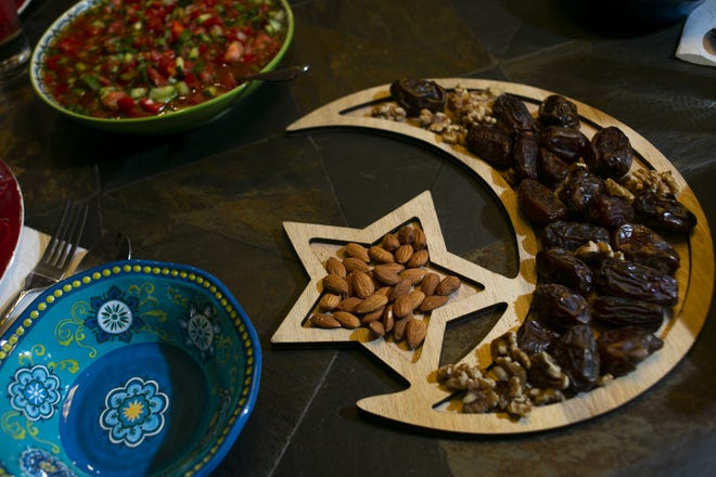 Tradycyjny posiłek palestyński jest przygotowywany na Ramadan w domu rodziny Monsour w okolicy Laveen w Feniksie 15 kwietnia 2021 r.
