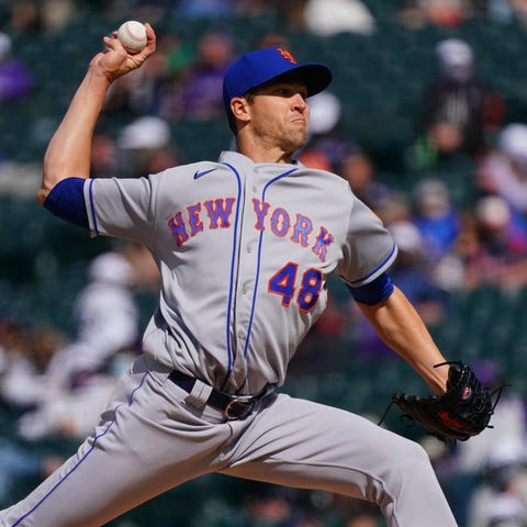 New York Mets starting pitcher Jacob deGrom delive